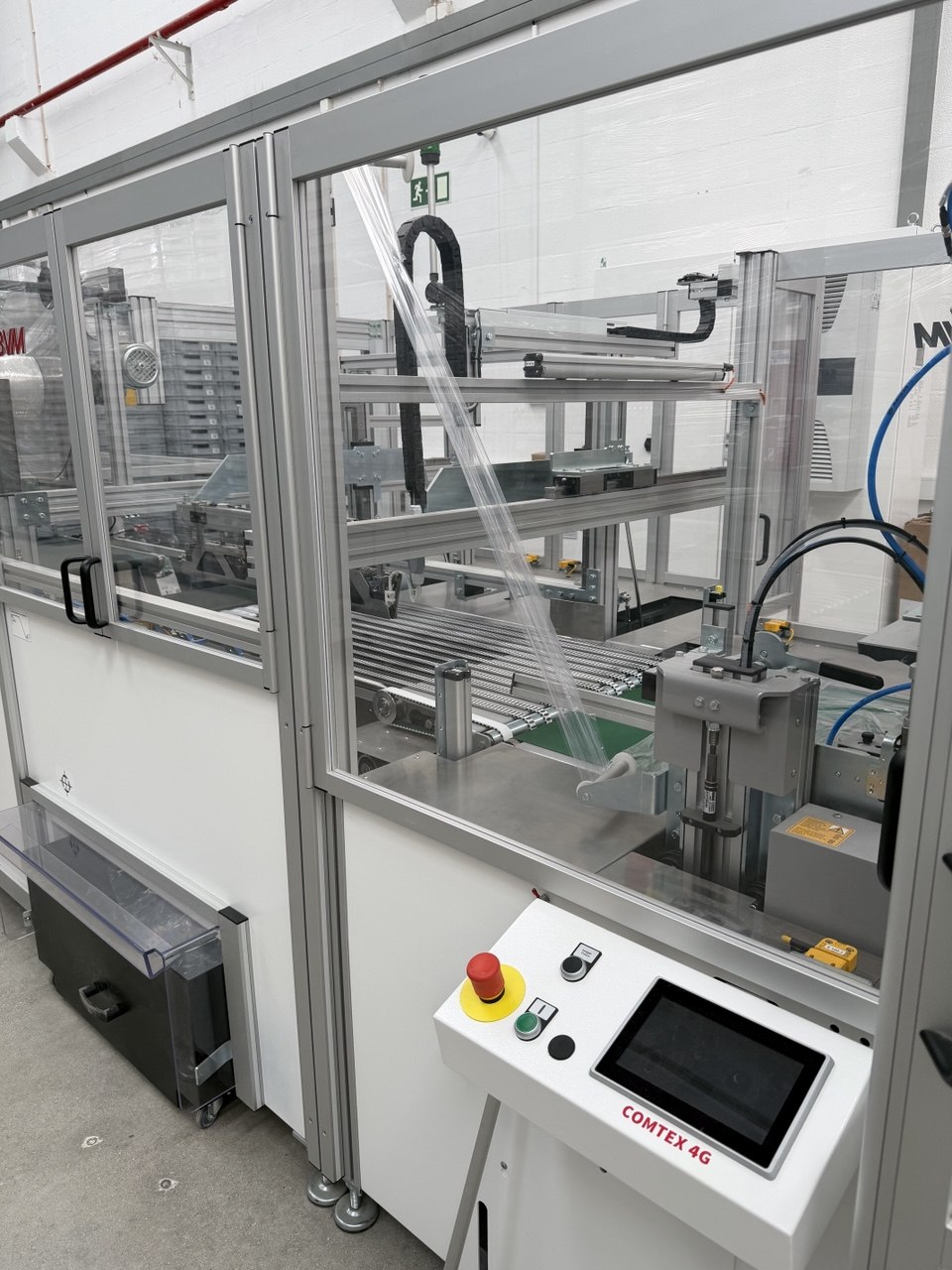Linha automática de embalagem no armazém AZORA em Cascais